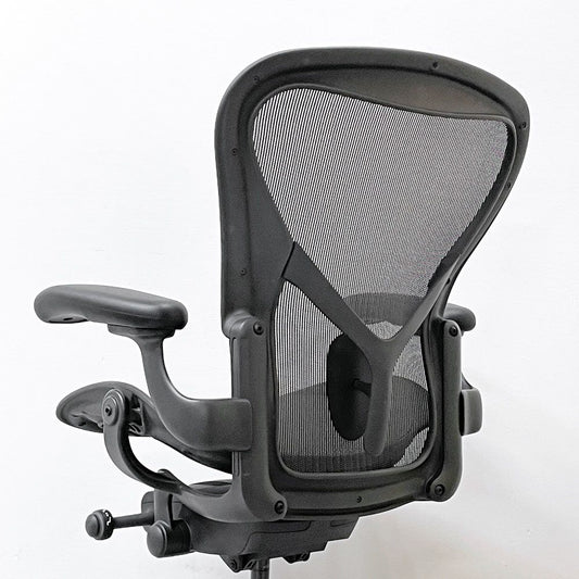 ハーマンミラー Herman Miller アーロンチェア デスクチェア リマスタード ライト Bサイズ グラファイトベース ビル・スタンフ ＆ ドン・チャドウィック ポスチャーフィット ●