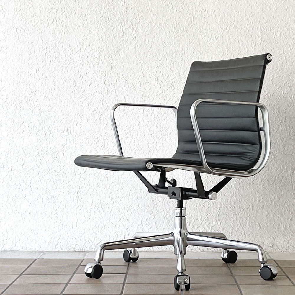 ハーマンミラー Herman Miller アルミナムグループ マネジメントチェア 本革 ブラック 5本脚 キャスター付 C&R イームズ ◇