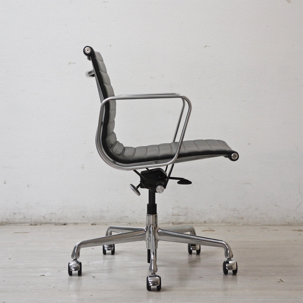ハーマンミラー Herman Miller イームズアルミナムグループチェア マネージメントチェア アルミバフベース ガス圧昇降仕様 5本脚 キャスタータイプ 本革 イームズ B ●