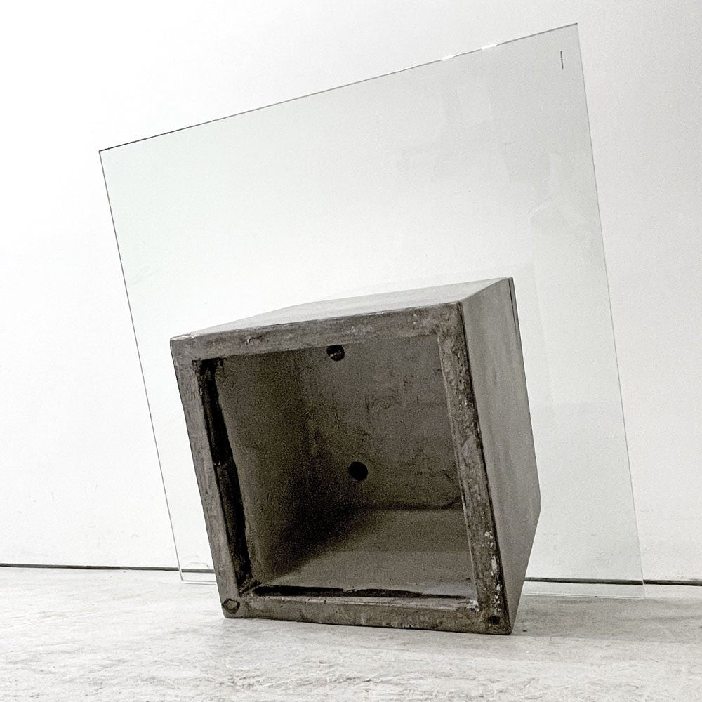 モーダエンカーサ moda en casa フライングテーブル FLYING TABLE コンクリートベース ガラス ローテーブル 定価 ￥74,800- ●