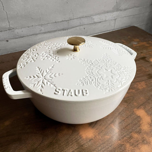ストウブ STAUB スノークリスタル ココット 両手鍋 ホワイト 24cm 鋳物 キャセロール ガス オーブン IH対応 フランス プロテクター付き♪