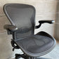ハーマンミラー Herman Miller アーロンチェア Bサイズ ランバーサポート フル装備 クラシックカーボンメッシュ グラファイトベース ビル・スタンフ ＆ ドン・チャドウィック バナナクッション新品 ♪