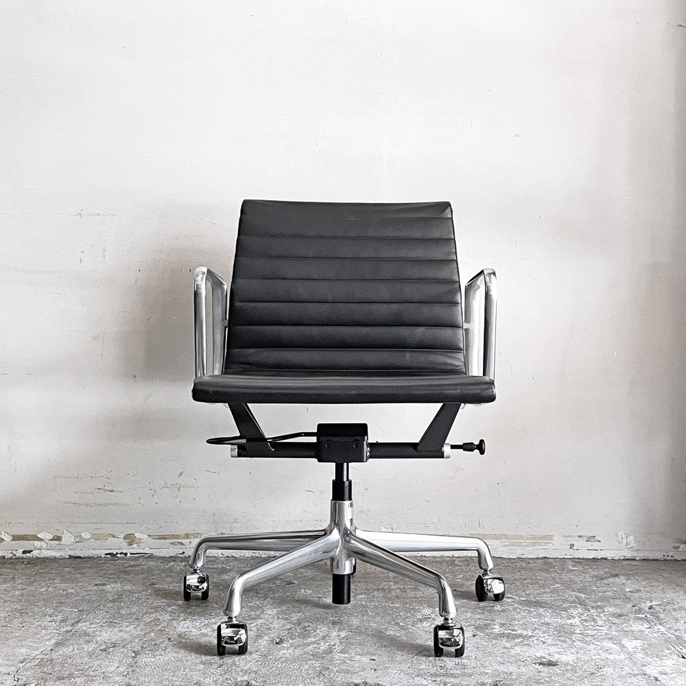 ハーマンミラー Herman Miller イームズアルミナムグループチェア マネージメントチェア アルミバフベース ガス圧昇降仕様 5本脚 キャスタータイプ 本革 イームズ ■