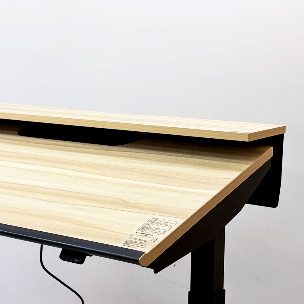 コクヨ KOKUYO ハイエンドシリーズ シークエンス SEQUENCE 電動昇降デスク W1150 チルトテーブル ベーシックレバー ハイグレードカラー ウォームミディアム天板×ブラック脚 定価￥294,910- ●