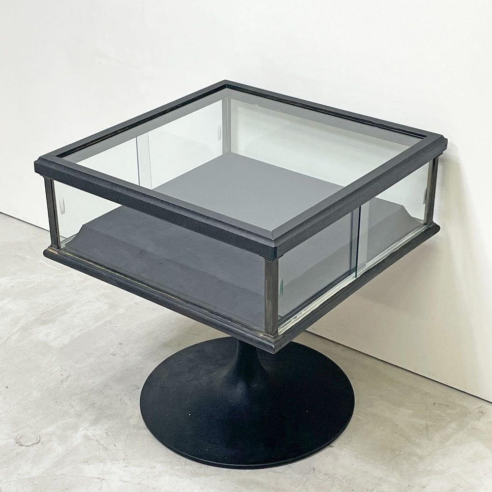 リメイク家具 ガラス ディスプレイケース 台形台座 ラッパ脚 73×73cm 店舗什器 インダストリアルデザイン 一点物 ビンテージ ●