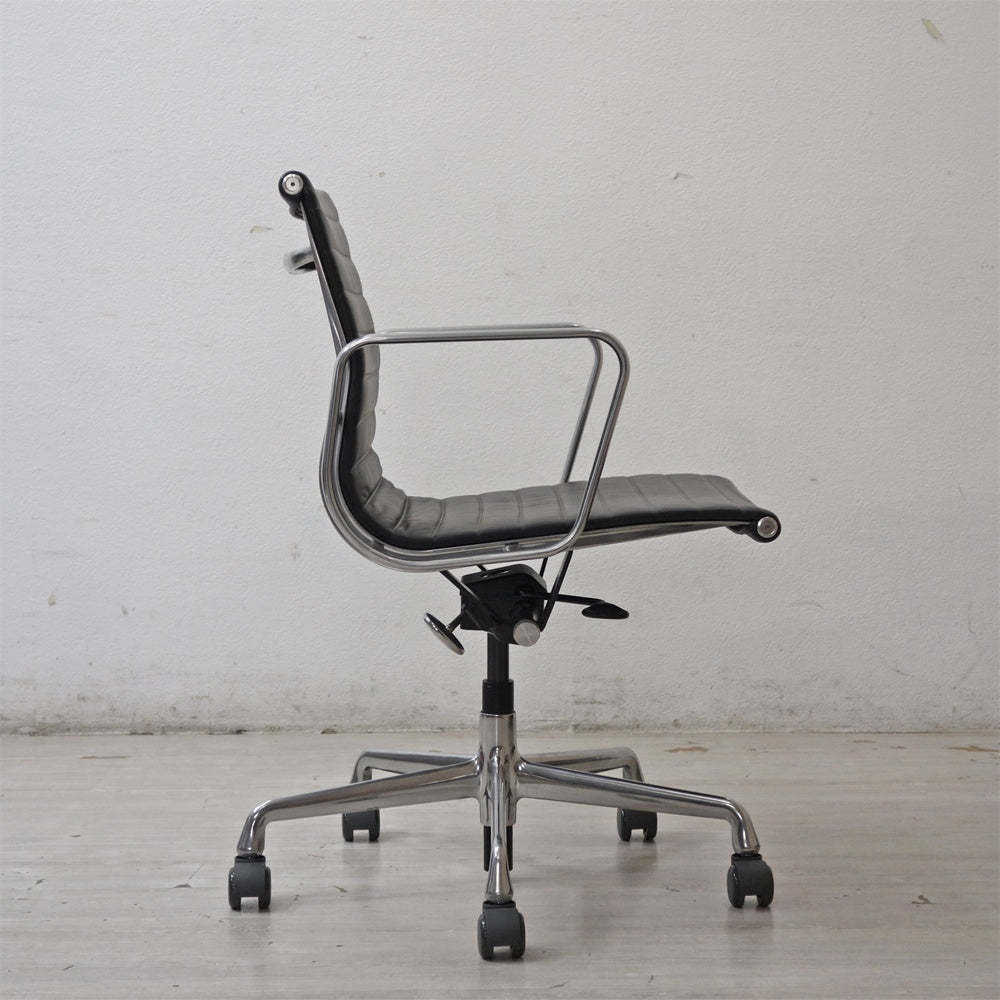 ハーマンミラー Herman Miller イームズアルミナムグループチェア マネージメントチェア アルミバフベース ガス圧昇降仕様 5本脚 キャスタータイプ 本革 イームズ A ●