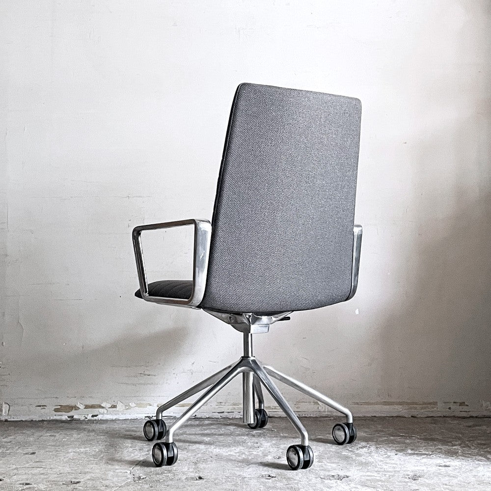 アンドリューワールド Andreu World フレックス エグゼクティブ Flex Executive インターミディエイトバック アームチェア デスクチェア アルミ キャスターベース ガス圧昇降 参考価格 ¥295,460- ■
