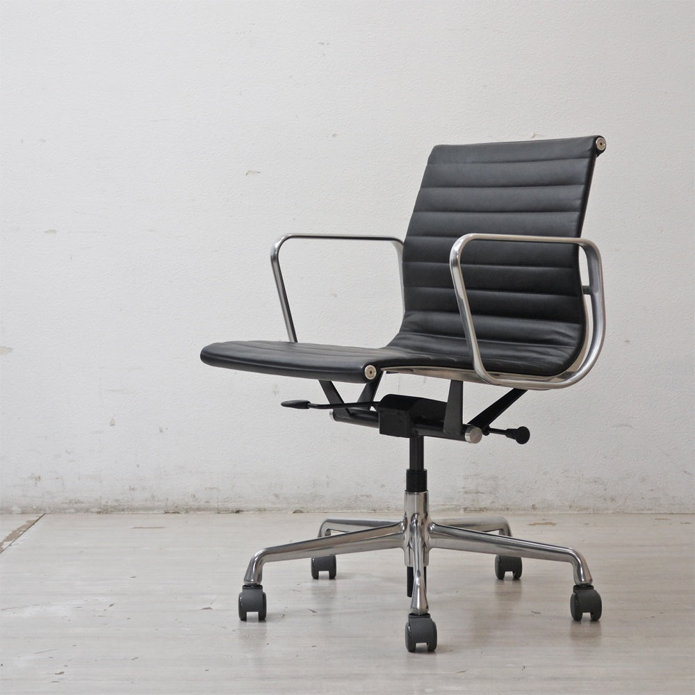 ハーマンミラー Herman Miller イームズアルミナムグループチェア マネージメントチェア アルミバフベース ガス圧昇降仕様 5本脚 キャスタータイプ 本革 イームズ A ●