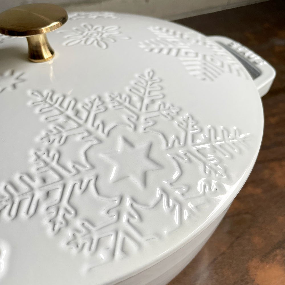 ストウブ STAUB スノークリスタル ココット 両手鍋 ホワイト 24cm 鋳物 キャセロール ガス オーブン IH対応 フランス プロテクター付き♪