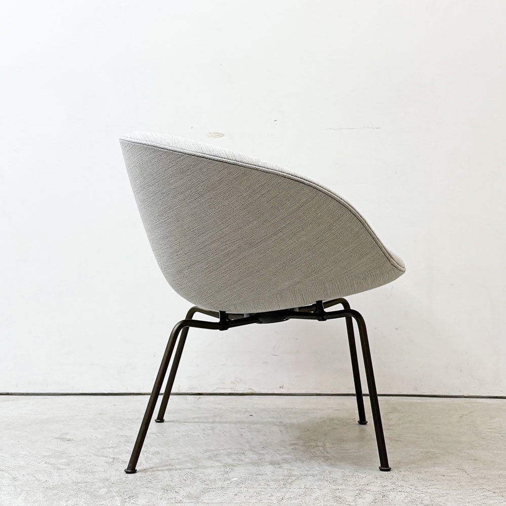 フリッツハンセン Fritz Hansen ポットチェア 3318 POT ラウンジチェア ファブリック クリスチャンハウン ベージュ ブラウンブロンズレッグ アルネ・ヤコブセン デンマーク 定価￥297,880- 展示品 ●