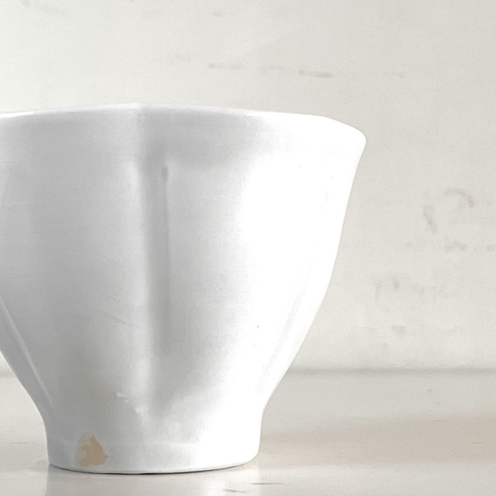 境知子 白釉輪花茶杯 湯呑 ぐい呑み 猪口 カップ 白磁 Φ8.5cm 陶芸家 現代作家 B ■