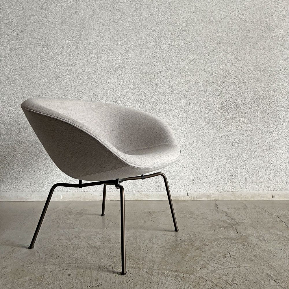 フリッツハンセン Fritz Hansen ポットチェア 3318 POT ラウンジチェア ファブリック クリスチャンハウン ベージュ ブラウンブロンズレッグ アルネ・ヤコブセン デンマーク 定価￥297,880- 展示品 〓