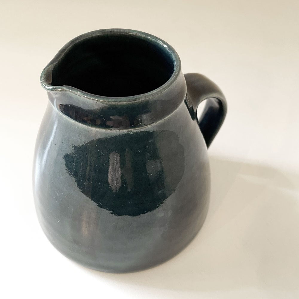 マーガレットハウエル MARGARET HOWELL MHL × ニコラ・タッシー NICOLA TASSIE スモールジャグ 陶製ピッチャー ネイビー系 定価￥27,000- ◎
