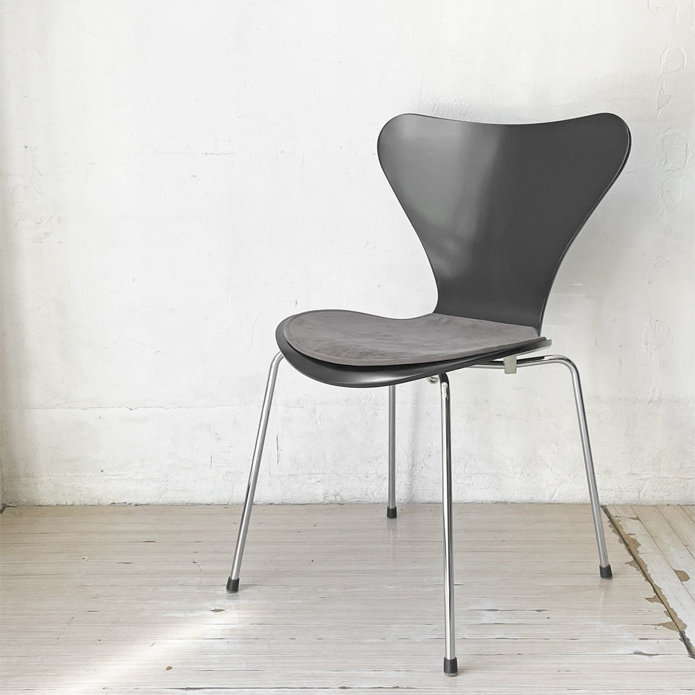 フリッツハンセン Fritz Hansen セブンチェア ダイニングチェア ブラック ラッカー再塗装 アルネ・ヤコブセン デンマーク スタッキングチェア 北欧家具 MIONETTA社製シートパッド付き A ★