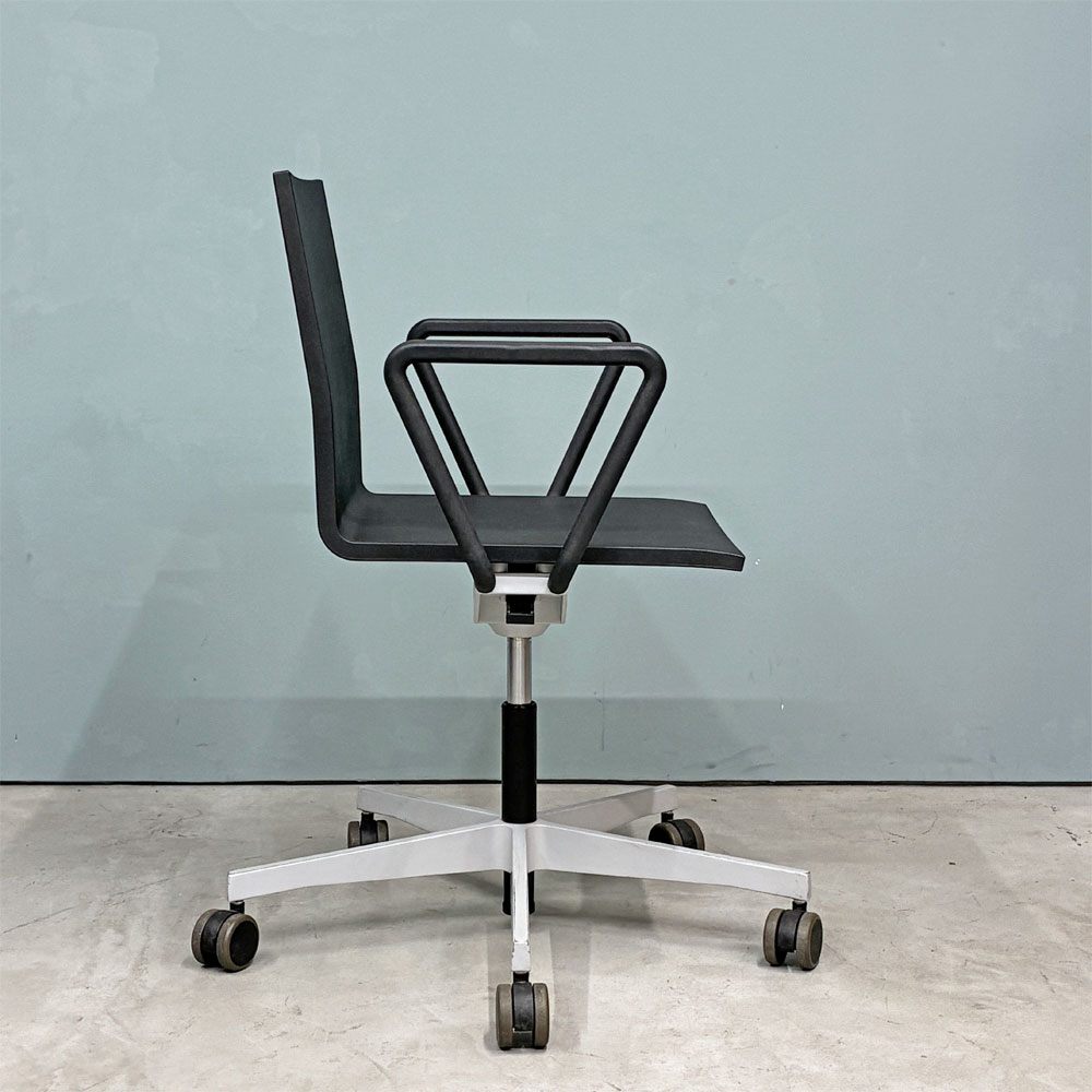 ヴィトラ vitra ゼロフォー 04. スタジオチェア アームレスト付 ブラック マールテン・ヴァン・セーヴェレン ◎