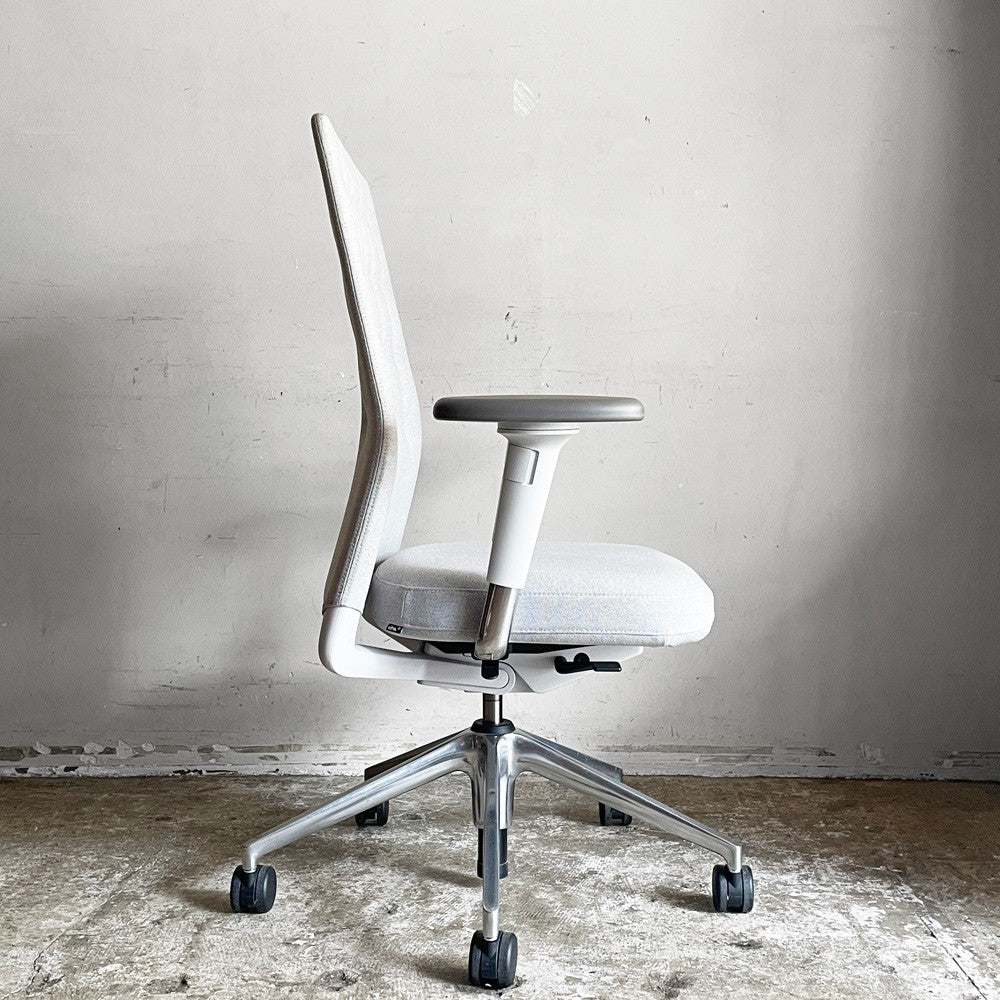 ヴィトラ vitra IDトリム ID Trim オフィスチェア デスクチェア ファブリックシート ライトグレー系 ハイバック 2Dアームレスト アントニオ・チッテリオ 参考定価￥209,000- ■