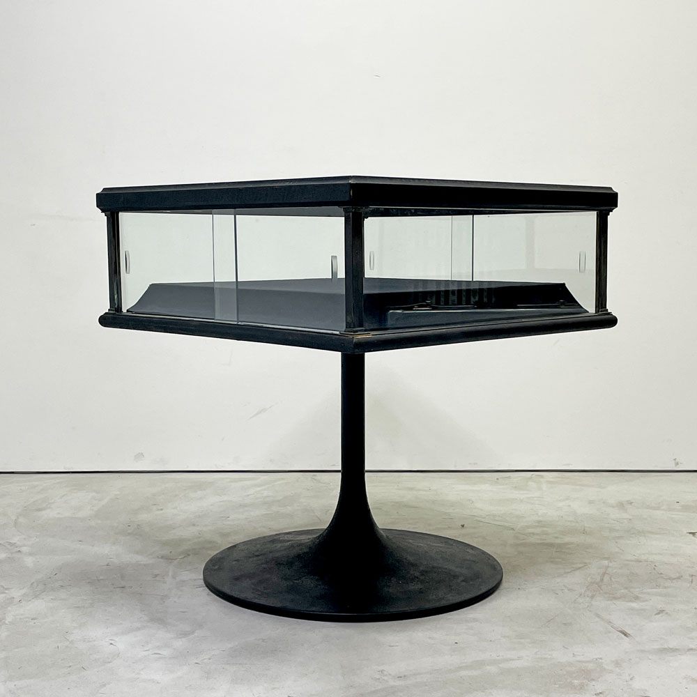 リメイク家具 ガラス ディスプレイケース 台形台座 ラッパ脚 73×73cm 店舗什器 インダストリアルデザイン 一点物 ビンテージ ●
