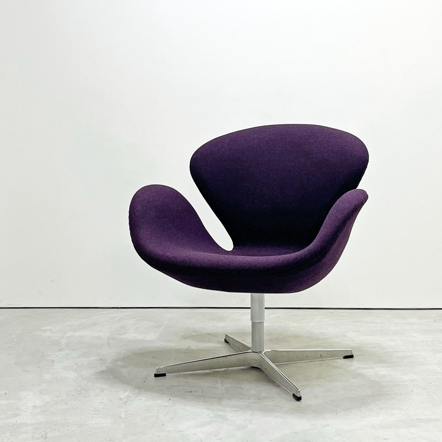 フリッツハンセン Fritz Hansen スワンチェア ラウンジチェア スウィベル ファブリック パープル アルネ・ヤコブセン Arne Jacobsen 座面張替済み ●