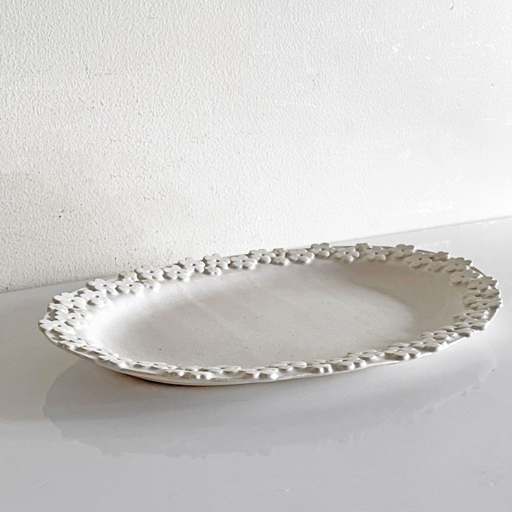 智工房 佐野智子 小花の楕円プレート オーバル皿 ホワイト系 平皿 陶器 半磁器 約23cm 現代作家 ■