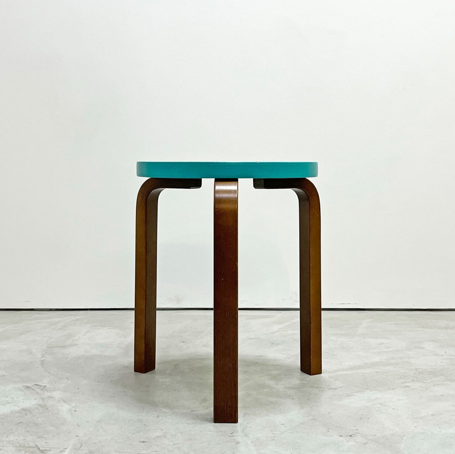 アルテック Artek スツール60 Stool60 3本脚 ターコイズ × ウォールナット ヘラ・ヨンゲリウス コレクション2015 80周年シール付 アルヴァ・アアルト ●