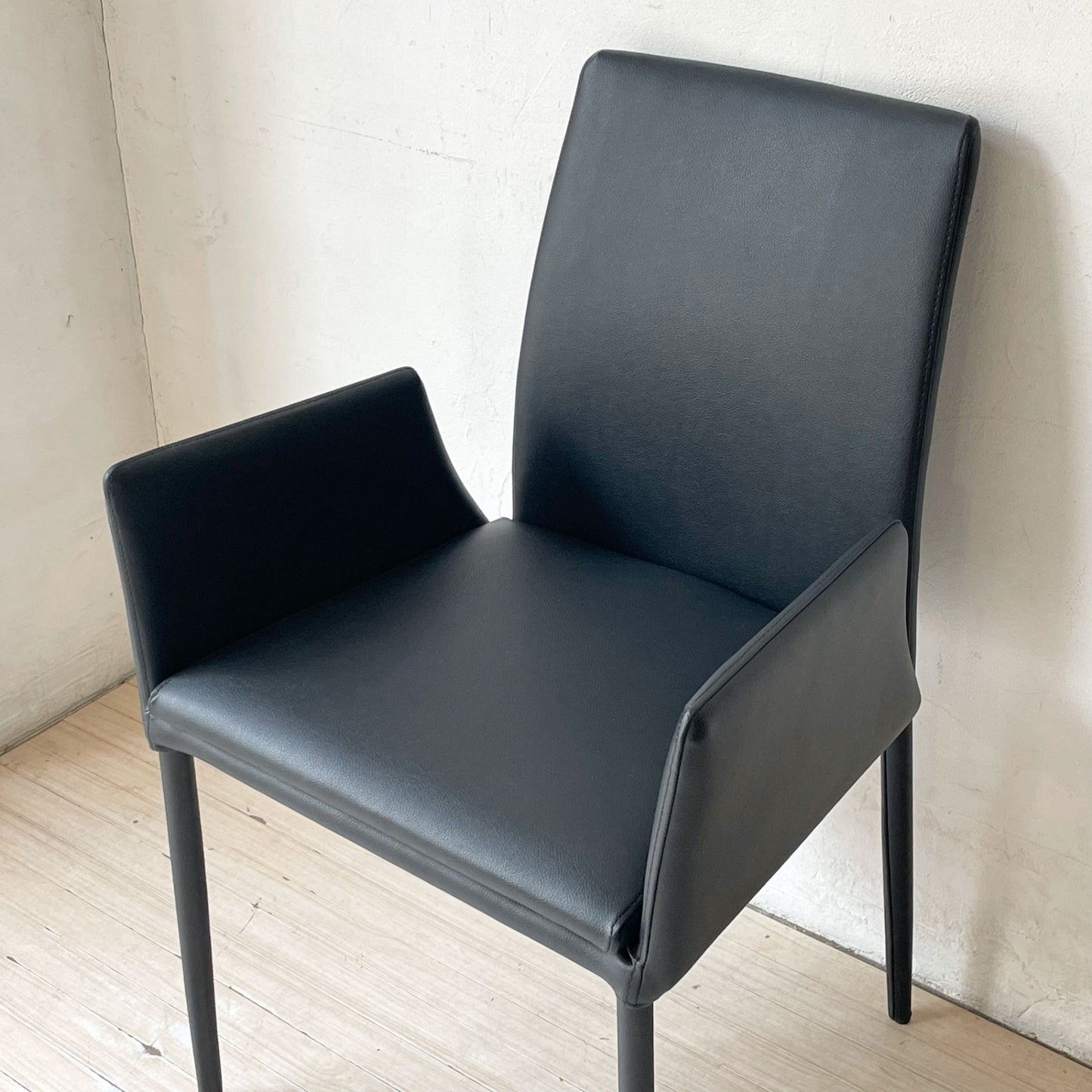 アビタスタイル AbitaStyle アマンダ Amanda アームチェア ダイニングチェア リサイクルレザー モダンデザイン B ★