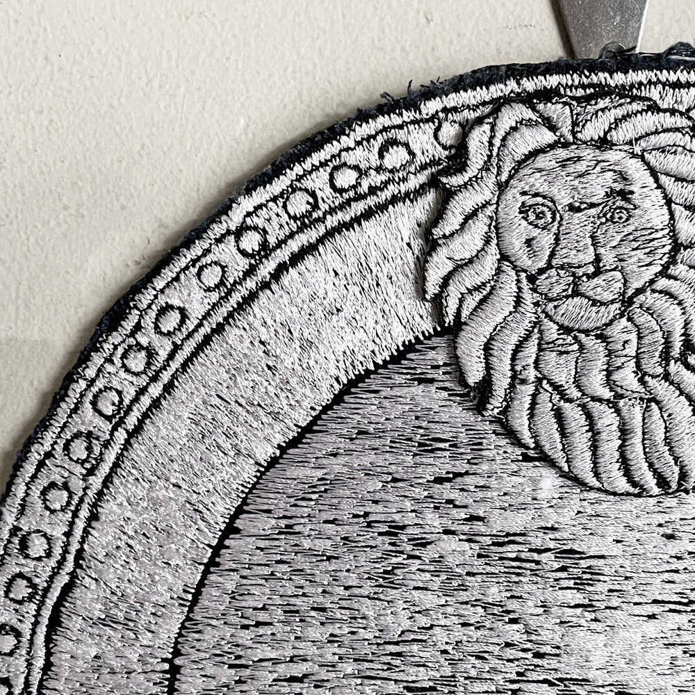 ママカロン ma.macaron ライオンの皿 壁掛け ウォールアート 横振り刺繍 φ26cm 刺繍作家 現代作家 ■