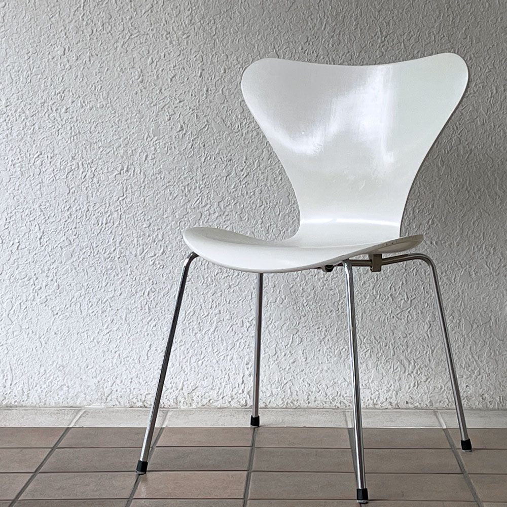 フリッツハンセン Fritz Hansen 3107 セブンチェア ラッカー ホワイト スタッキング フェルトグライズ アルネ・ヤコブセン デンマーク 北欧家具 B ◇