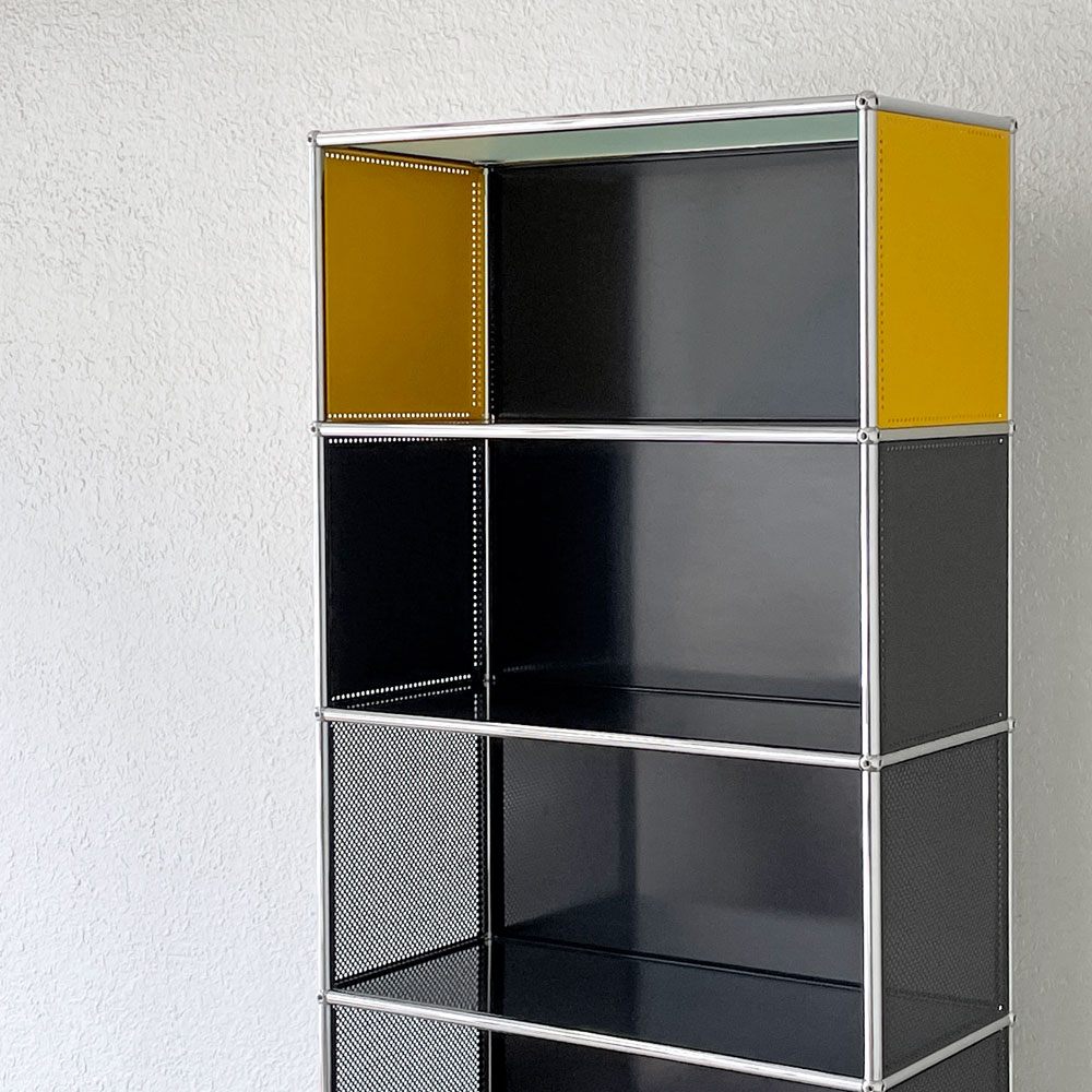 ユーエスエムハラー USMハラー USM Haller モジュラーファニチャー キャビネット シェルフ 1列5段 オープン W77×D37cm ブラック×ゴールデンイエロー パンチング×ガラスパネル 参考価格281,427円以上 ◇