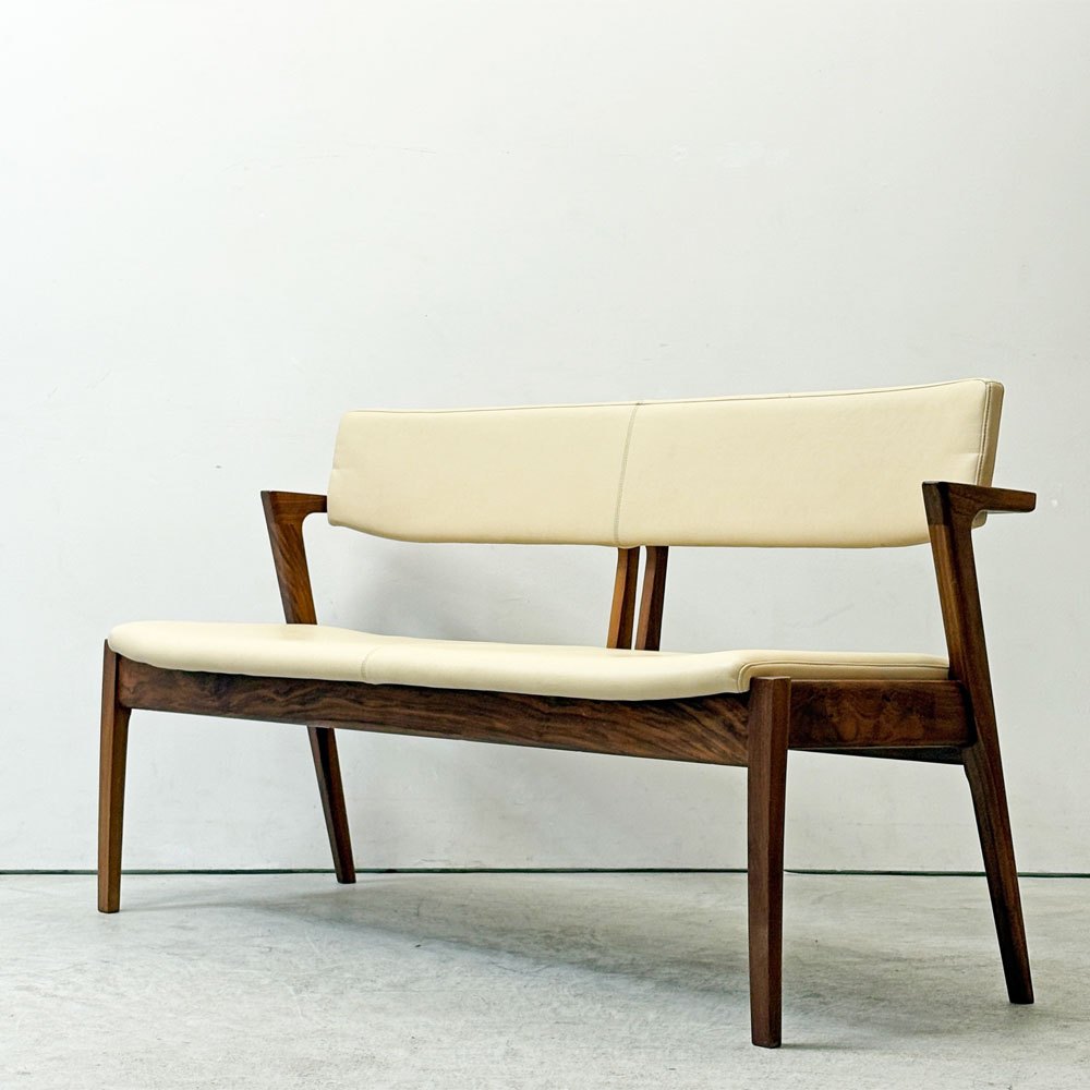 冨士ファニチア FUJI FURNITURE コティ Koti 背付2人掛けベンチ W140cm ウォールナット材 PVCレザー 北欧デザイン 参考価格￥180,400- ●