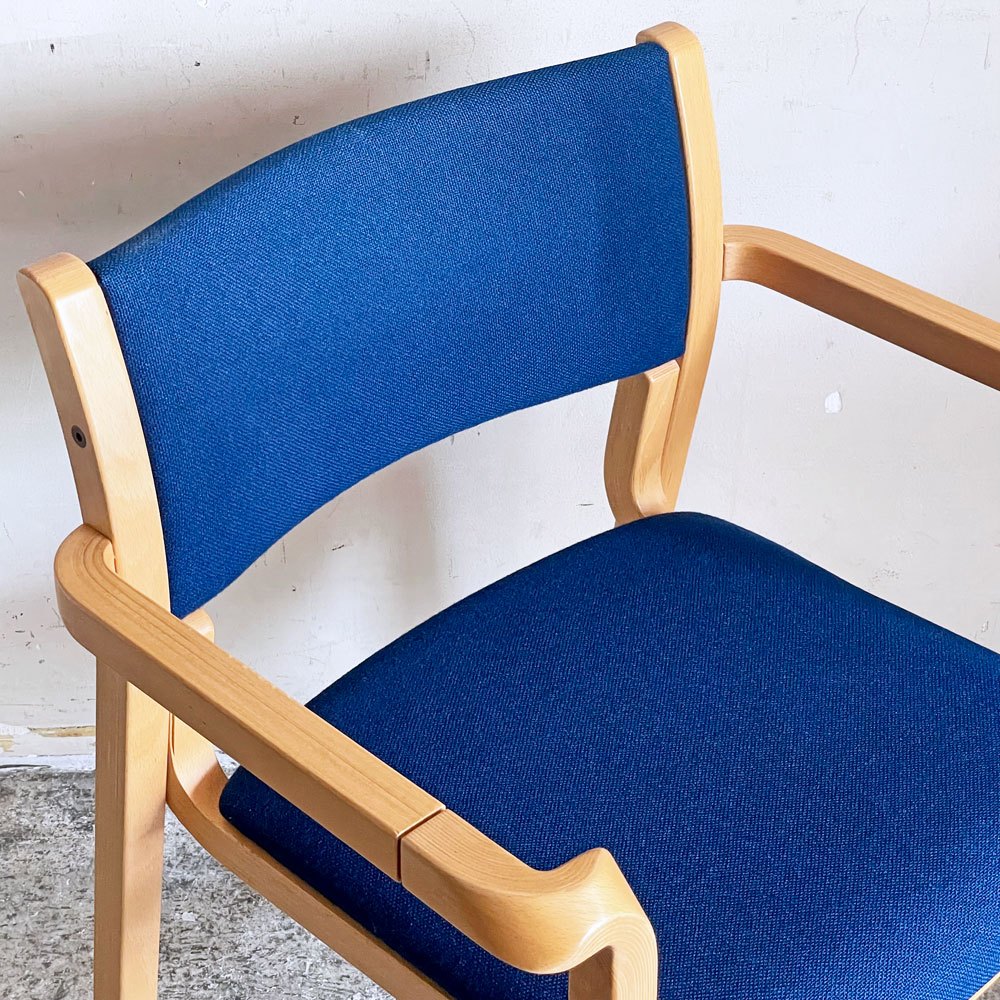 北欧デザイン ビーチ材 アームチェア スタッキング プライウッド ファブリック ブルー A ■