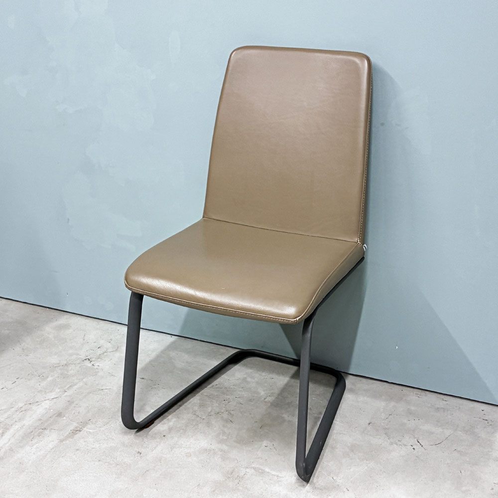 ボーコンセプト BoConcept ローザンヌ LAUSANNE ダイニングチェア カンチレバー PUレザー 北欧モダン ダークベージュ A ◎
