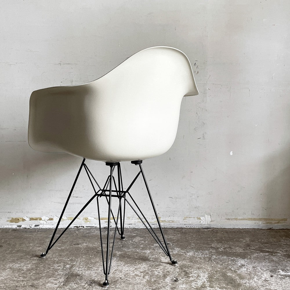 ハーマンミラー Herman Miller アームシェルチェア 現行FRP製 パーチメント エッフェルベース C&R イームズ ミッドセンチュリー  ■