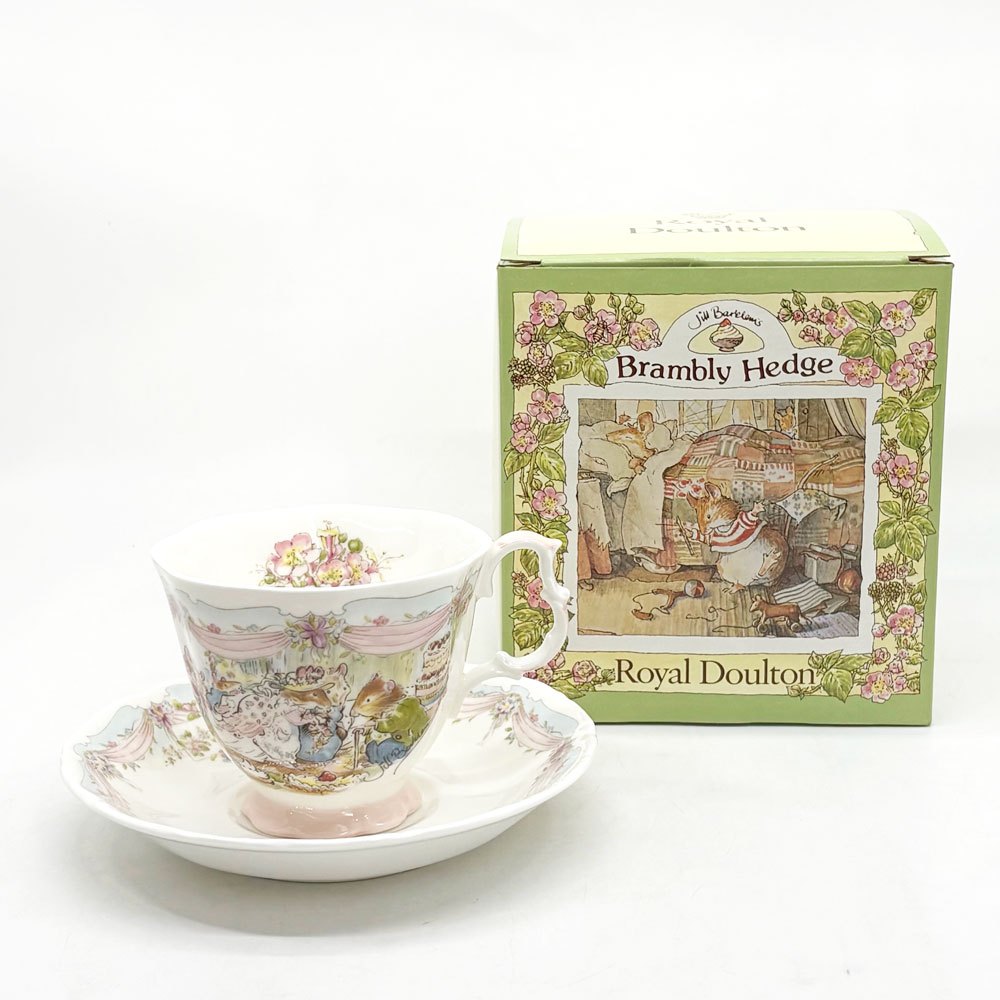 ロイヤルドルトン Royal Doulton ブランブリーヘッジ ウエディング ティーカップ＆ソーサー イギリス 箱付き B ●