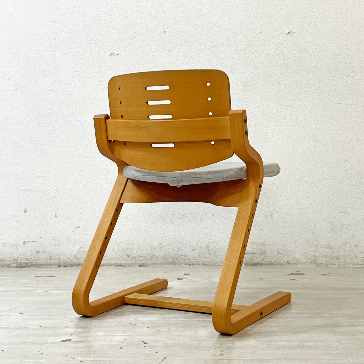 フォルミオ FORMIO デスクチェア KF-02 学習椅子 シートクッション付 グレー 阿久津雄一 デンマーク ●