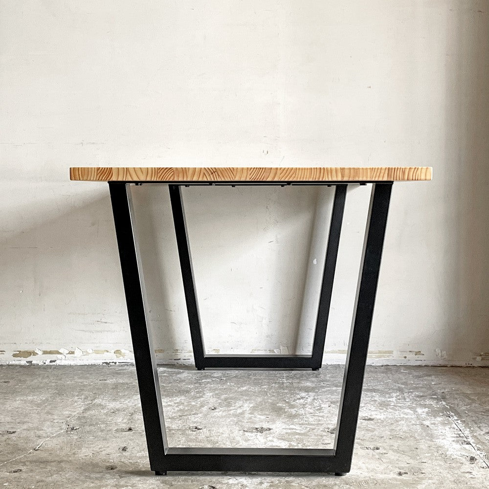 かなでもの KANADEMONO ザ・テーブル THE TABLE デスク ラバーウッド材 ナチュラル × ブラックスチール脚 トラペゾイド W140xD80cm ■