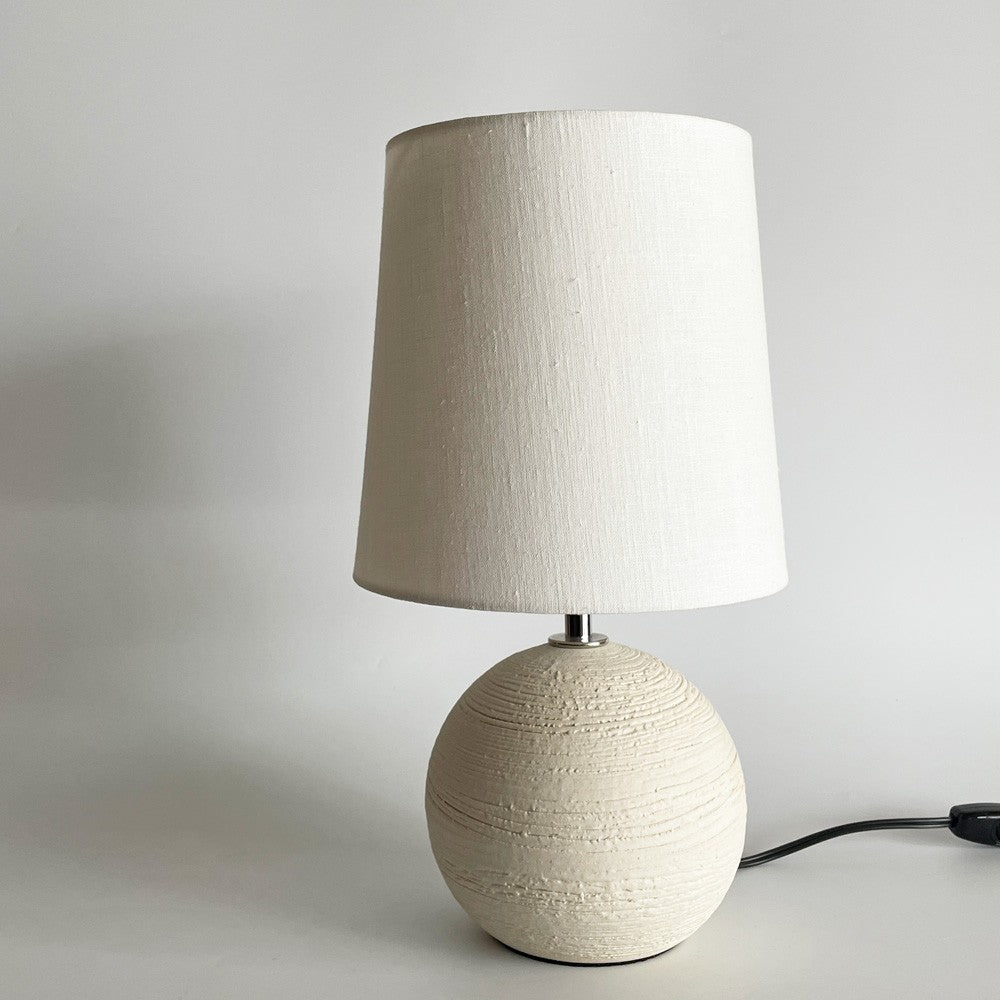 ワイルドウッド Wildwood ミニランプ ガーデニア mimi lamp Gardenia テーブルランプ ホワイト リネン生地シェード 信楽焼 陶器 参考定価￥32,010- ■