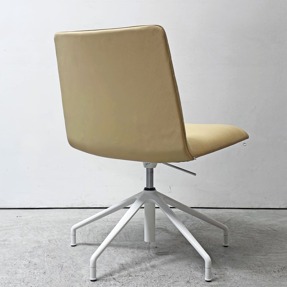 アンドリューワールド Andreu World フレックス エグゼクティブ Flex Executive ローバックチェア 回転式スターベース 本革 参考定価約278,630-●