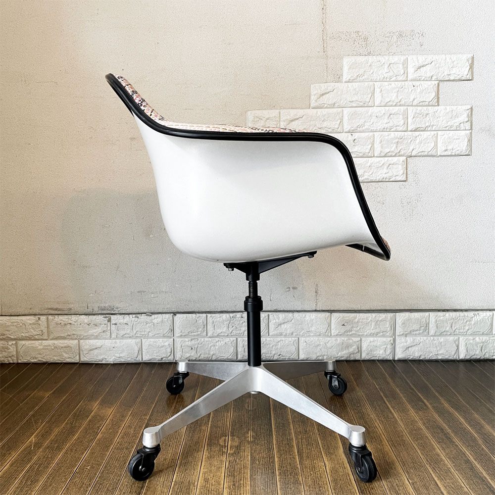 ハーマンミラー Herman Miller アームシェルチェア モダンファニチャーセールス FRP製 ホワイトシェル マハラム・アラベスク生地 ジラード コントラクトキャスターベース C&R イームズ ◎