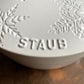 ストウブ STAUB スノークリスタル ココット 両手鍋 ホワイト 24cm 鋳物 キャセロール ガス オーブン IH対応 フランス プロテクター付き♪