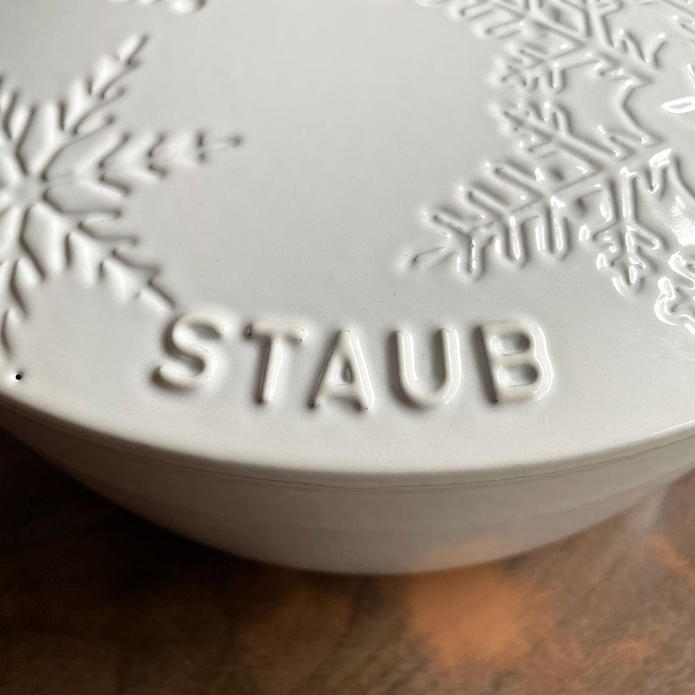 ストウブ STAUB スノークリスタル ココット 両手鍋 ホワイト 24cm 鋳物 キャセロール ガス オーブン IH対応 フランス プロテクター付き♪