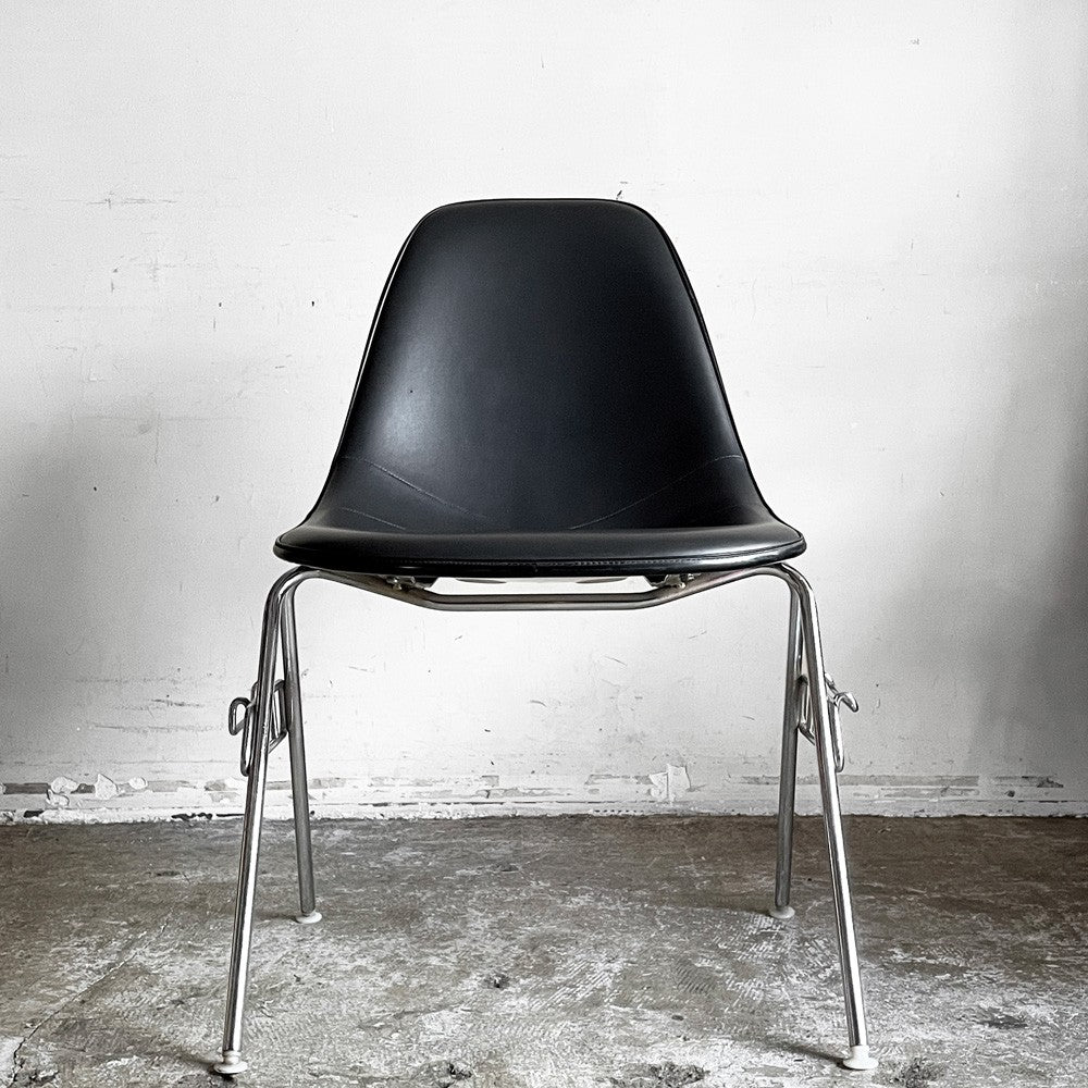 ハーマンミラー Herman Miller モダンファニチャーセールス サイドシェルチェア FRP製 ナウガレザー ワイドマウント スタッキングベース ダークグレー×パーチメント C&R イームズ ビンテージ ■