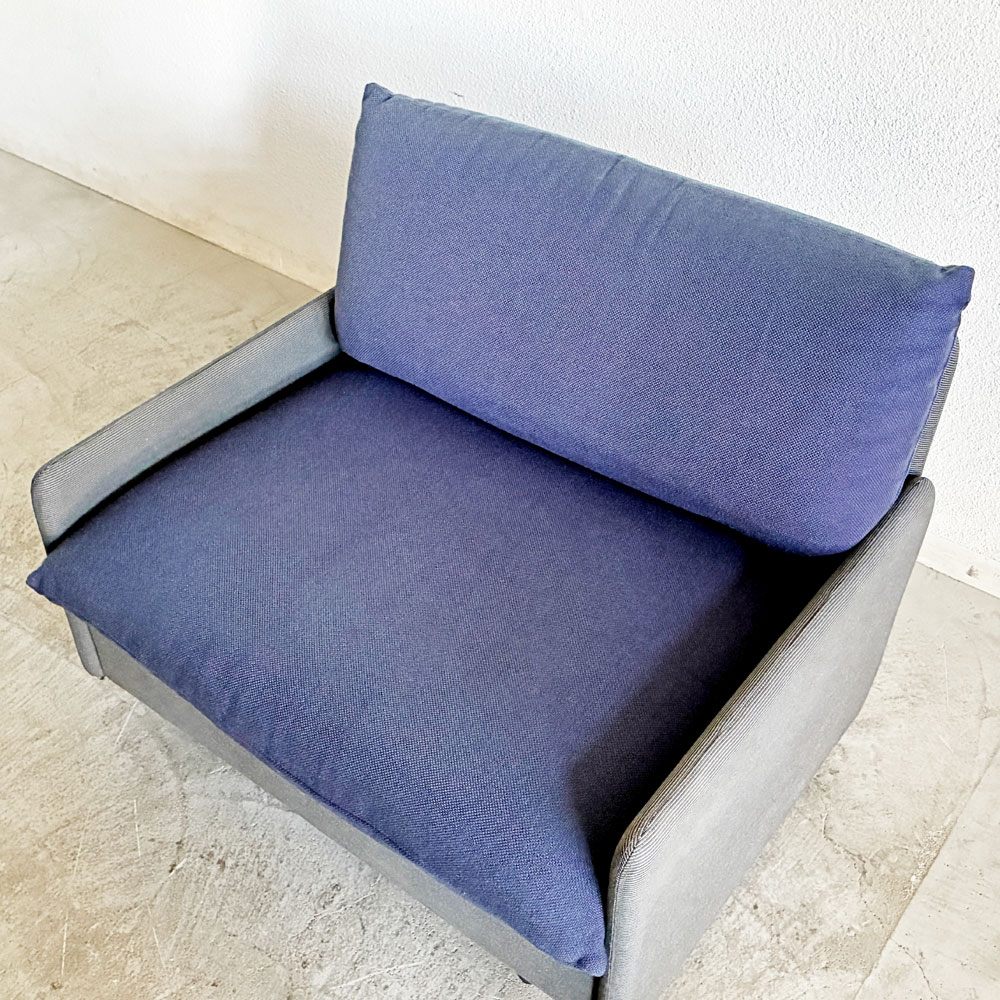カッシーナイクスシー Cassina ixc. カレス CARESS 1シーターソファ 1人掛け ファブリック グレー×ネイビー モールドウレタン キャスター付 参考価格28万円 廃番 A 〓
