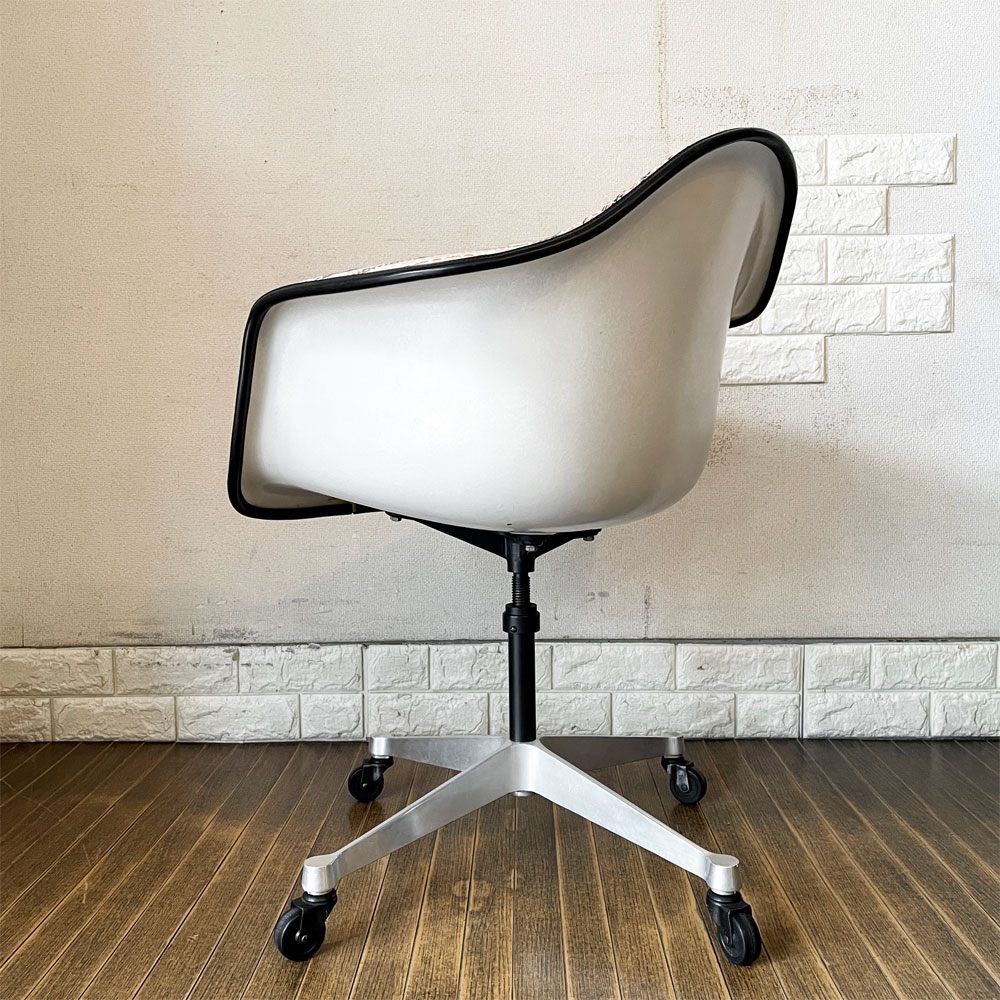 ハーマンミラー Herman Miller アームシェルチェア モダンファニチャーセールス FRP製 ホワイトシェル マハラム・アラベスク生地 ジラード コントラクトキャスターベース C&R イームズ ◎