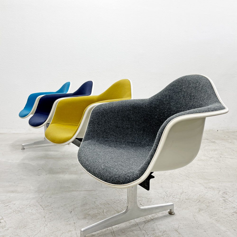 ハーマンミラー Herman Miller ビンテージ エアポートベンチ タンデムシート 4連 アームシェル 2nd ファブリック 新品張替え済 イームズ 希少 B 〓