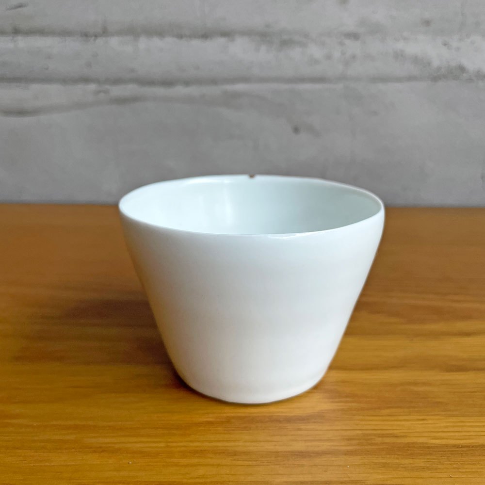 黒田泰蔵 白磁 フリーカップ ぐい吞み 猪口 Tマーク 金継ぎ 補修痕有り 陶芸 陶器 現代作家 Φ9cm A  ♪