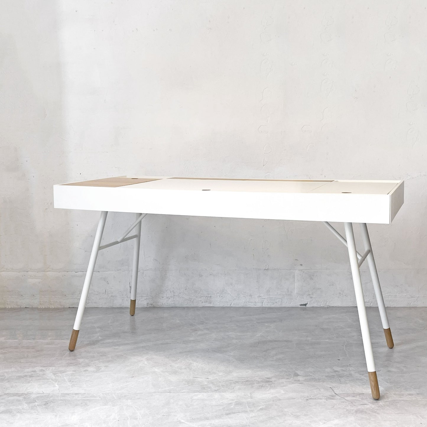 ボーコンセプト Boconcept クパチーノ Cupertino デスク マットホワイト ラッカー仕上げ ナチュラルオーク W140cm 定価 ¥149,900- ★