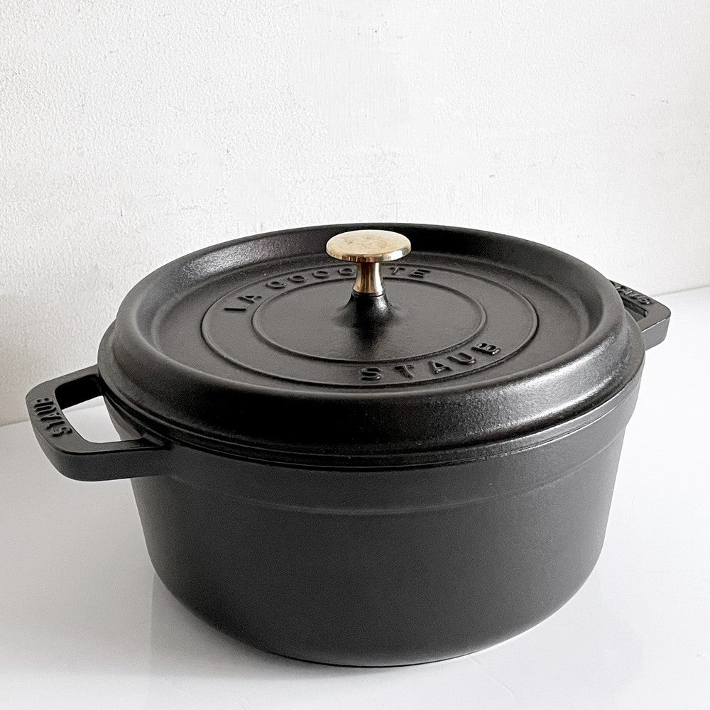 ストウブ STAUB ピコ ココット ラウンド 両手鍋 ブラック 24cm 鋳物 キャセロール ガス オーブン IH対応 フランス ■