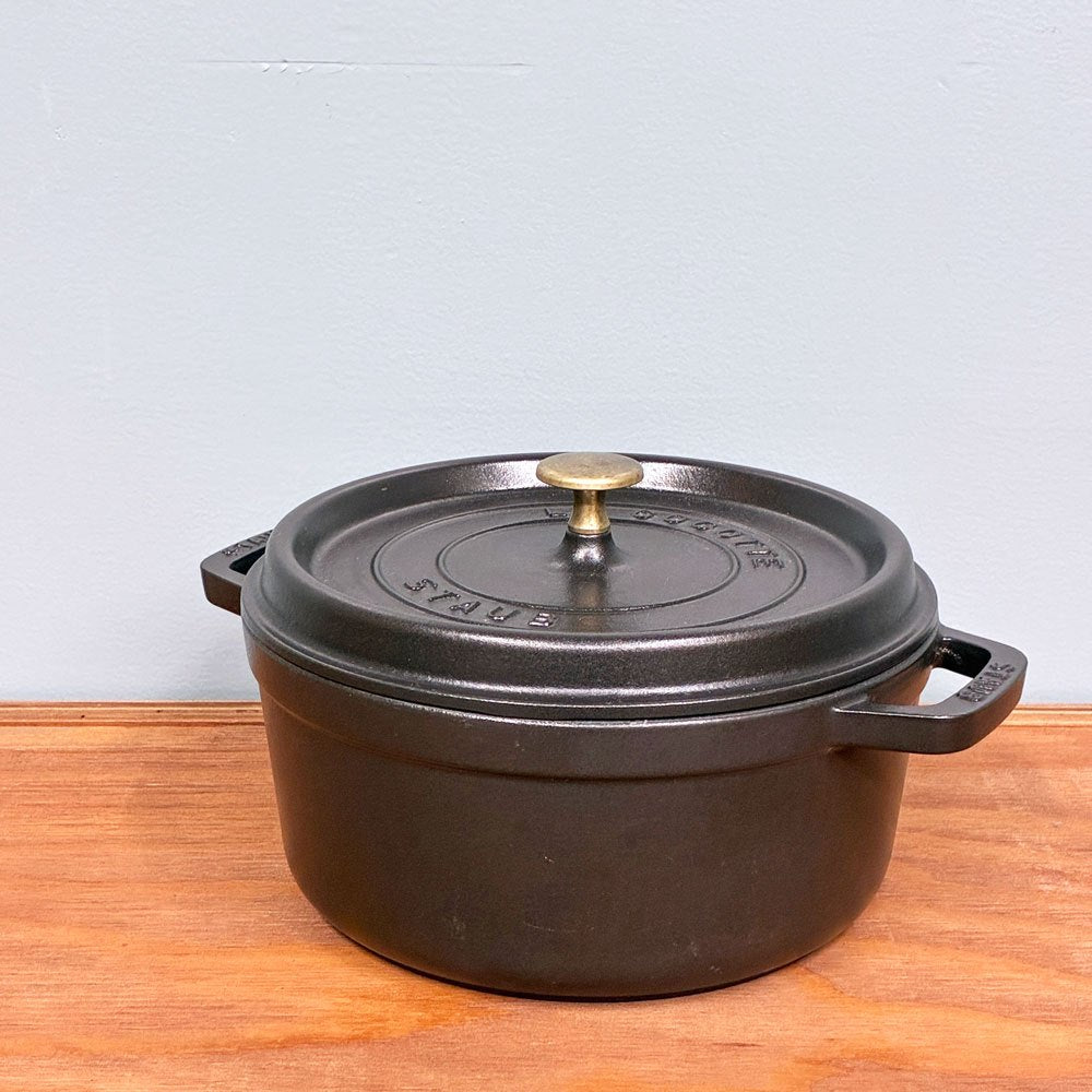 ストウブ STAUB ピコ ココット ラウンド 両手鍋 ブラック 24cm 鋳物 キャセロール ガス オーブン IH対応 フランス ◎