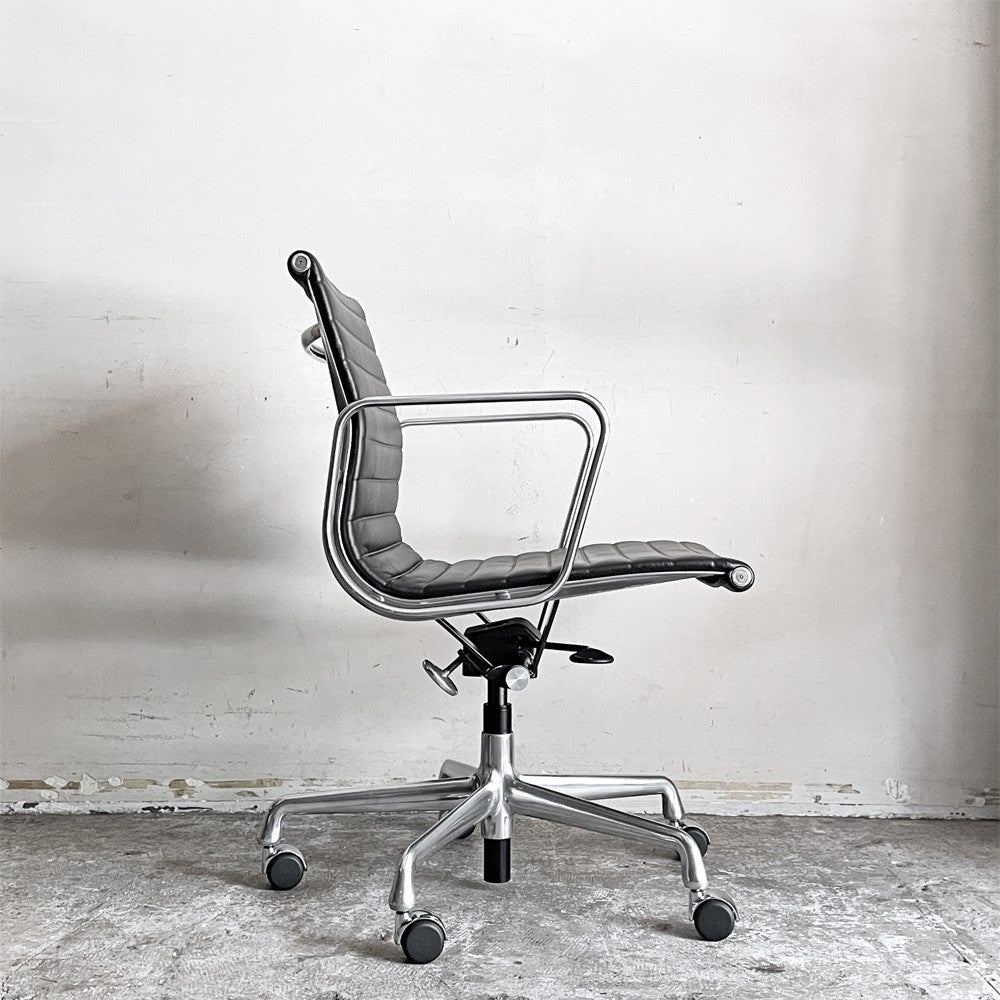 ハーマンミラー Herman Miller イームズアルミナムグループチェア マネージメントチェア アルミバフベース ガス圧昇降仕様 5本脚 キャスタータイプ 本革 イームズ ■