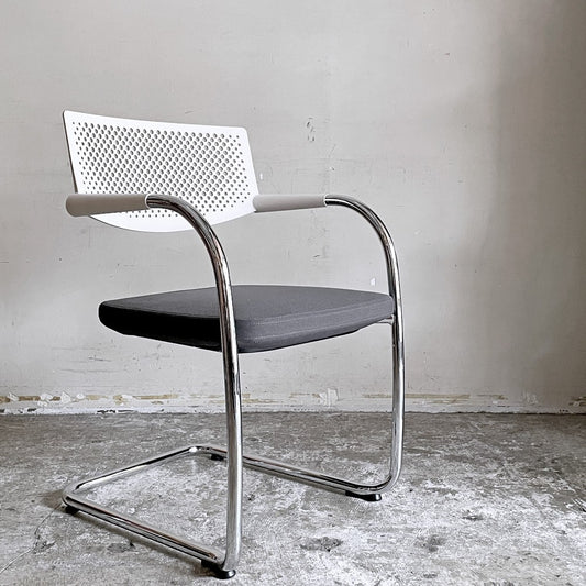 ヴィトラ vitra ビザビ2 Visavis2 アームチェア デスクチェア ホワイト/グレー系 カンティレバー スタッキング可能 アントニオ・チッテリオ B ■